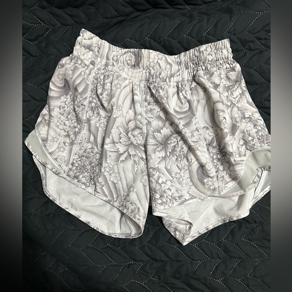 Lululemon hotty hot shorts size 4 4”